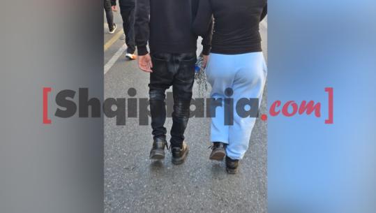 FOTOLAJM/ Protestues me zinxhirë e dryna në duar në rrugët e Tiranës