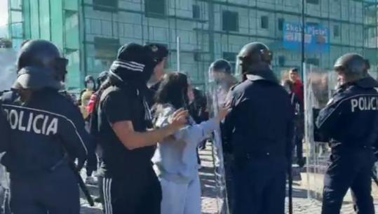 Protesta në Lezhë, protestuesit qëllojnë policinë me gurë! Plagoset në kokë një vajzë, largohet e gjakosur (VIDEO)