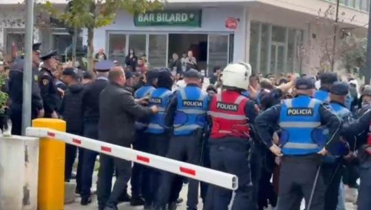 Kaos në Vlorë, protestuesit zhvendosin protestën te selia e PS-së! Hedhin gurë e kapsolla drejt policisë (VIDEO)