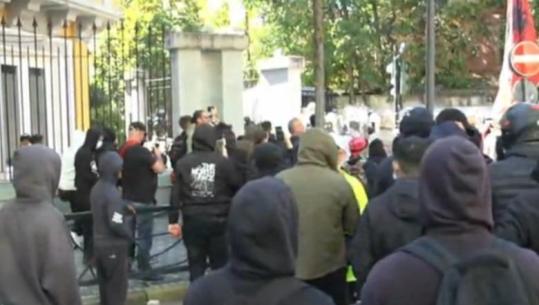 Pas marshimit, protestuesit u rikthehen sulmeve, gurë drejt Ministrisë së Arsimit