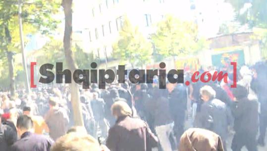 Protestuesit me maska sulm me gurë efektivëve, Policia i shpërndan me ujë e gaz lotsjellës