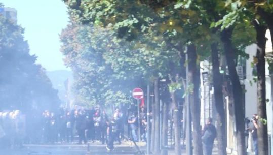 Protestuesit me maska sulm me gurë efektivëve, Policia i shpërndan me ujë e gaz lotsjellës (VIDEO)