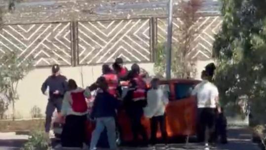 Protesta në Durrës, policia shoqëron disa protestues! U kapën me shishe molotovi në makinë