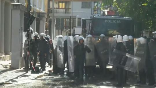 Vijon përplasja para Ministrisë së Arsimit, protestuesit gurë efektivëve, hidhet sërish gaz lotsjellës