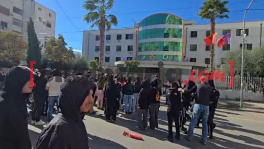 Protesta në Durrës, protestuesit grumbullohen para Drejtorisë së Policisë! Kërkojnë lirimin e të ndaluarve