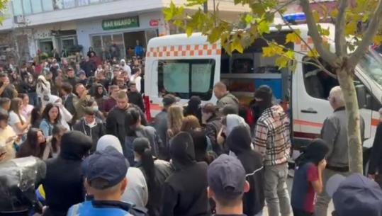 Protesta në Vlorë zhvendoset te selia e PS-së, protestuesit çajnë kordonin e policisë! Një vajzë humb ndjenjat, dërgohet me ambulancë në spital