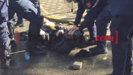 Vijojnë sulmet me gurë te Ministria e Arsimit, policia hedh ujë! Të tjera shoqërime, vajzat thirrje turmës të ndalojë goditjet