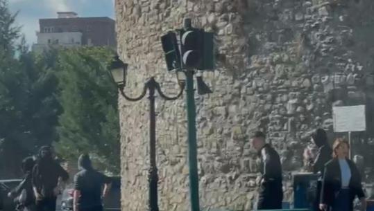 Protestuesit në Elbasan dëmtojnë shtyllat e ndriçimit rrugor, semaforë të copëtuar, tabela dhe kosha mbeturinash në rrugë!