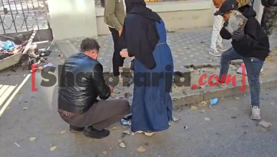 Protestuesit shkulin pllakat dhe i thyejnë, sulmojnë me gurë efektivët dhe Ministrinë e Arsimit