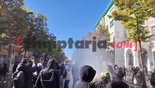 Episod përplasjesh, policia tenton të shpërndajë protestuesit me ujë me presion, intensifikohen sulmet me gurë