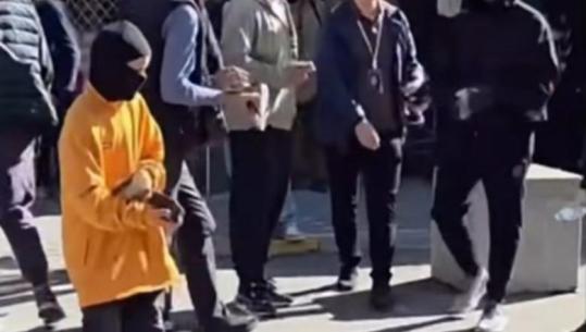 Me tullë në dorë, gati për të qëlluar drejt policisë! Balla publikon pamjet e fëmijës në protestë: Mos i përdorni në akte dhune