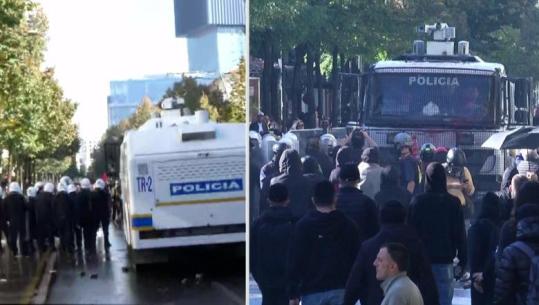 Sulmet me gurë drejt policëve, hidhet sërish ujë dhe gaz lotsjellës te Ministria e Arsimit
