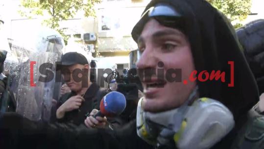 Protestuesi 23-vjeçar i kërkon policisë të heqin autobotin: Nuk kemi gjë me ju, por me qeverinë