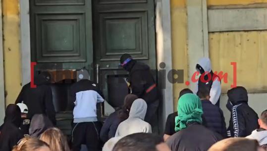 Protestuesish shqyejnë derën e një prej ministrive në Tiranë, futen brenda godinës! Planifikojnë t'i vënë zjarrin