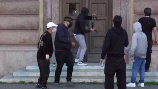 LIVE TV- Protestuesit sulm Kuvendit, thyejnë derë e dritare, djegin Ministrinë e Ekonomisë! Policia përgjigjet me gaz lotsjellës! 2 orë përplasje te ‘Arsimi’