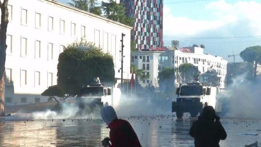 Protestuesit sërish sulm ndaj policisë, i qëllojnë me gur para Kryesisë