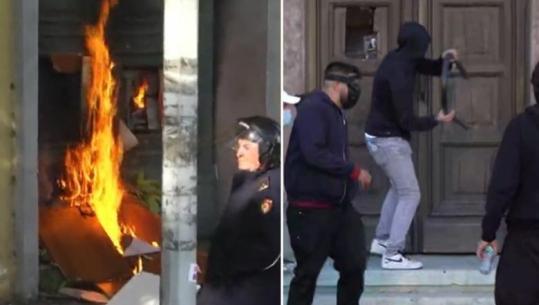 LIVE TV- Protestuesit sulm Kuvendit, thyejnë derë e dritare, djegin derën te Ministria e Ekonomisë! Policia përgjigjet me gaz lotsjellës! 2 orë përplasje te ‘Arsimi’