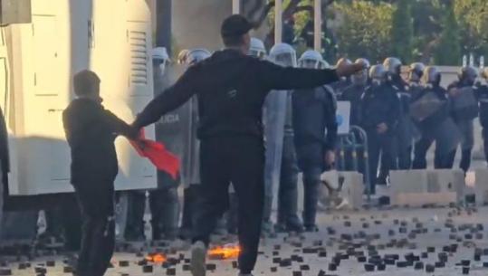 Protestuesi merr fëmijën e mitur në protestën para Kryeministrisë