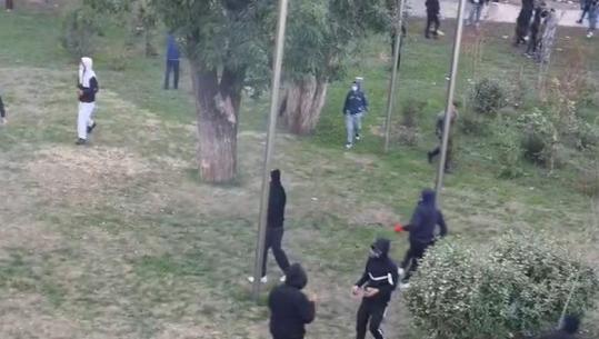 Protestuesit e maskuar i japin direktiva njëri-tjetrit pasi sulmojnë me gur te Kryeministria: Tërhiquni çuna, afrohuni këtej