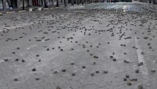 Protesta në Tiranë, mijëra gurë të hedhur drejt policisë mbulojnë asfaltin! Ja si duket bulevardi 'Dëshmorët e Kombit'