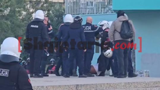 Përshkallëzohen përplasjet në tubimin e dhunshëm, efektivët e Policisë shoqërojnë me forcë protestuesin në bulevard