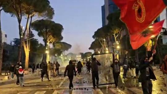 Protesta vijon në bulevardin 'Dëshmorët e Kombit', protestuesit qëllojnë me gurë, policia përgjigjet me ujë