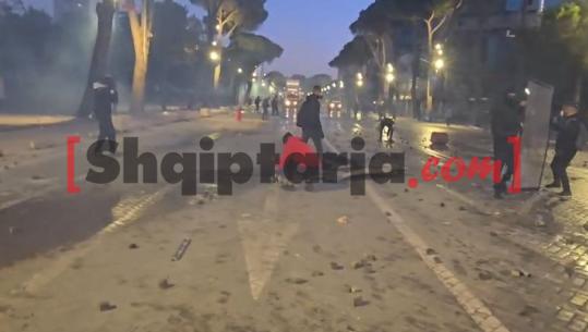 Protesta e dhunshme, ministri Demo: 156 të lënduar, mes tyre 4 të mitur! Përdorimi i fëmijëve në akte politike është poshtërsi dhe përpjekje e maskuar e atyre që pushtetin duan ta marrin me dhunë