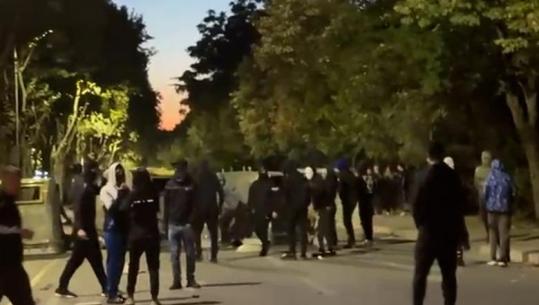 Protestuesit e maskuar bllokojnë rrugën me koshat e mbeturinave në Tiranë
