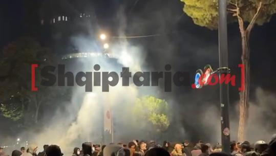 Bulevardi Dëshmorët e Kombit në 'arenë lufte', protestuesit me maska u hedhin mbarpsht  gazin lotsjellës efektivëve