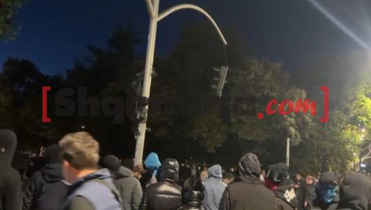 Dhunë e plaçkitje në Tiranë, protestuesit shkatërrojnë semaforët në bulevardin Dëshmorët e Kombit