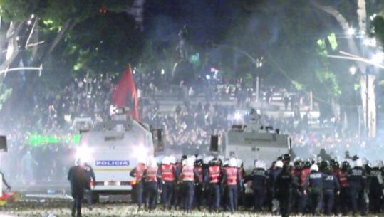 LIVE TV- Protestuesit 'breshëri' gurësh efektivëve te Kryeministria, Policia përgjigjet me gaz! Sulm Kuvendit, thyejnë derë e dritare, zjarr hyrjes së Ministrisë së Ekonomisë