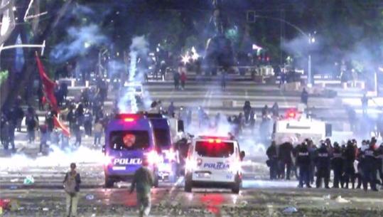 Sërish tensione, protestuesit hedhin fishekzjarre drejt policisë te 'Bulevardi Dëshmorët e Kombit'