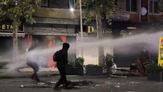 Hedh gurë drejt efektivëve, por policia e zmbraps me ujë! Protestuesi në Tiranë nuk kursen gishtin e mesit
