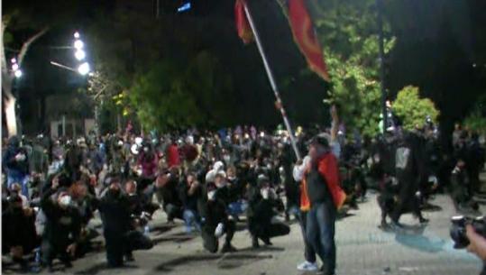 Momente paqeje në protestë, të rinjtë shtrëngojnë duart me efektivët dhe këndojnë himnin shqiptar: Policia është me ne