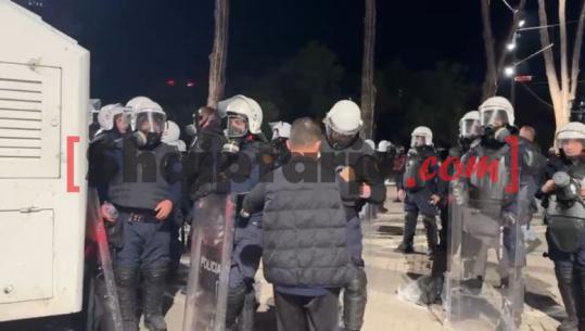 ‘Paqe’ në Tiranë, pas dhunës barbare, disa protestues u japin shishe me ujë efektivëve të Policisë