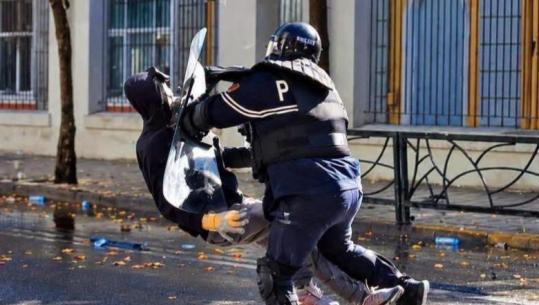 Protestuesi sulmohet nga policia teksa rrinte në këmbë, pezullohen 2 efektivë! Demo: Forca të përdoret në mënyrë proporcionale (VIDEO)