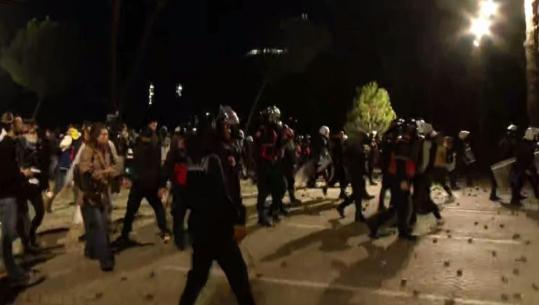 Protestuesit rikthehen drejt Kryeministrisë, tërhiqet policia 