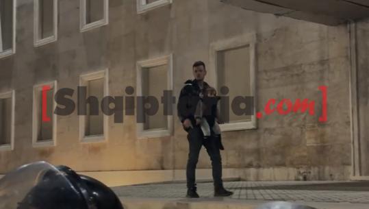 Protestuesi ngjitet te shkallët e Kryeministrisë me vajzën e mitur, kërkon që blutë të heqin kapelat! Vendoset kordon