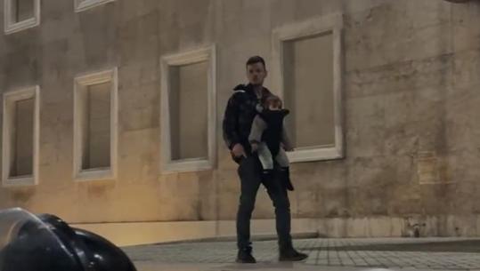 Protestuesi ngjitet te shkallët e Kryeministrisë me vajzën e mitur, kërkon që blutë të heqin kapelat! Vendoset kordon
