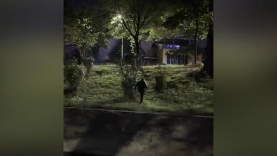 ‘Pse vetëm Saliu e kalon oqeanin’- Balla publikon pamjet kur Klevis Balliu përpiqet t’i shpëtojë protestuesve dhe ironizon: Iu fut Lanës me not!