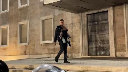 Protestuesi ngjitet te shkallët e Kryeministrisë me vajzën e mitur, kërkon që blutë të heqin kapelat! Vendoset kordon (VIDEO)