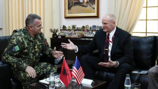 Shefi i Shtabit të Përgjithshëm të Forcave të Armatosura takon ambasadorin amerikan në Tiranë: Thellim i mëtejshëm i bashkëpunimit në forcimin e sigurisë kombëtare