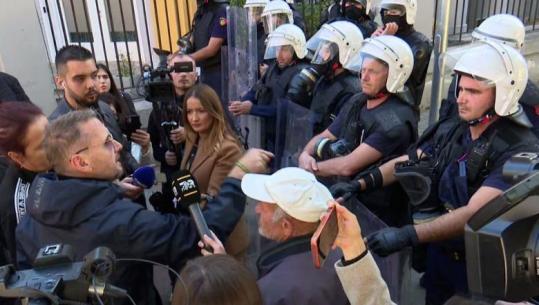 Efektivi shtyu me forcë 21-vjeçarin, protestuesi debat me policët: Ku është komandanti? Të vijë të mbajë përgjegjësi