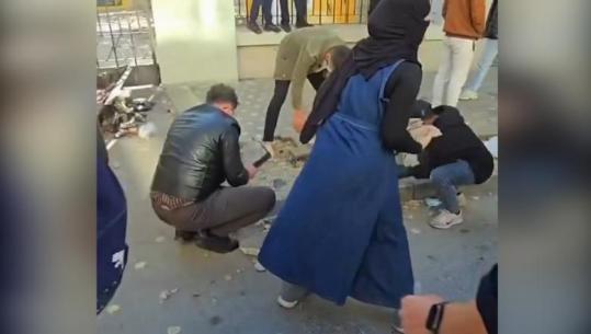 ‘Allahu nuk e do shkatërrimin’- Balla publikon videon e vajzës me hixhab që thyen pllaka trotuari në protestë: Zemërimi nuk e justifikon dhunën!