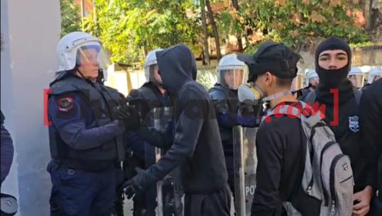 Tjetër moment paqeje, polici i jep dorën protestuesve të maskuar