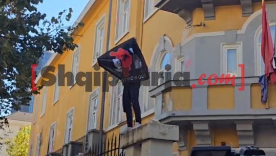 LIVE TV- Protesta/ Një grup protestuesish qëndrojnë para Ministrisë së Arsimit, policia në gatishmëri