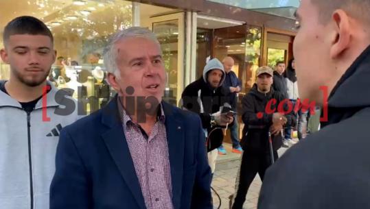 Mësuesi i bashkohet nxënësve në protestën në Korçë: Jo akteve të dhunës!
