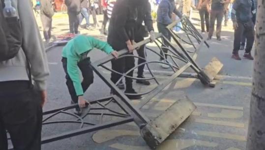 Protesta/ Nisin tensionet e para, protestuesit me maska shkulin kangjellat dhe vendosin në mes të rrugës (VIDEO)
