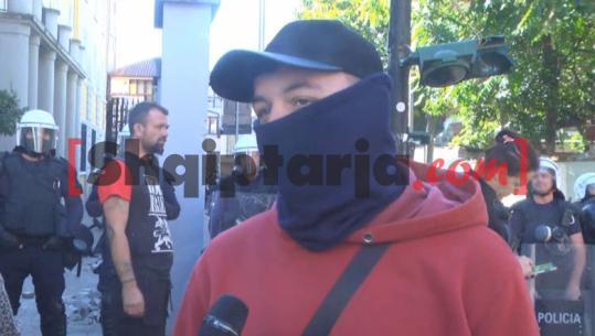‘Saimir Korreshi kryeministër’- Protestuesit për Report Tv: S’po dhunohemi nga policët, por nga persona të tjerë! Kemi dalë në shesh për kushtet e vështira ekonomike dhe qiratë e larta