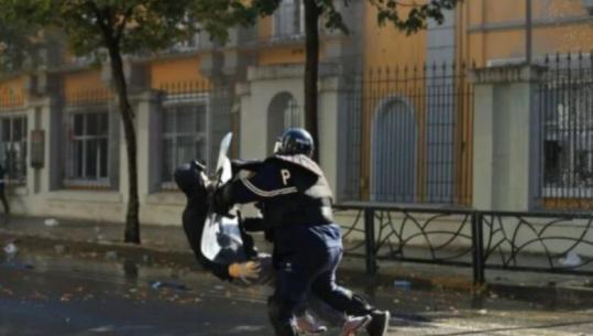 U godit brutalisht në protestë nga një polic dhe u rrëzua në tokë, 21-vjeçari me dëmtime në shtyllën kurrizore! Stabilizohet gjendja e tij shëndetësore